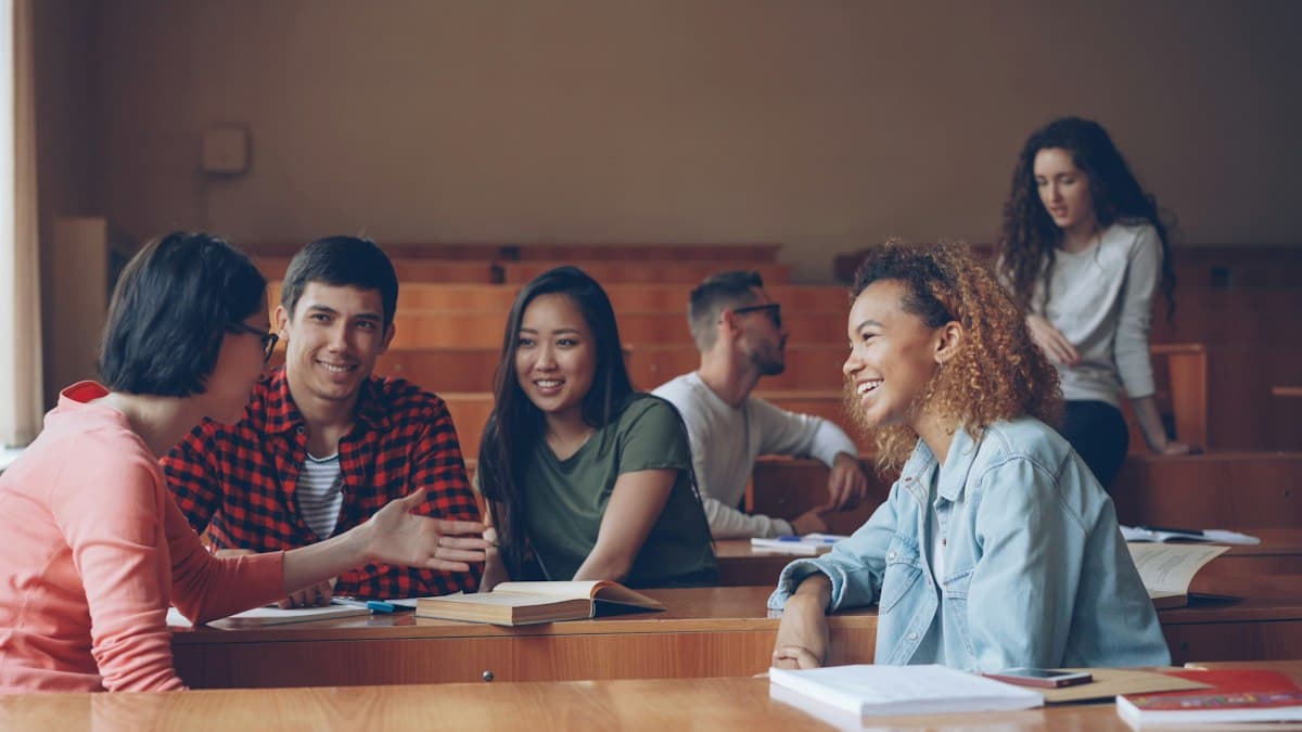 Turma de estudantes rindo em sala de aula